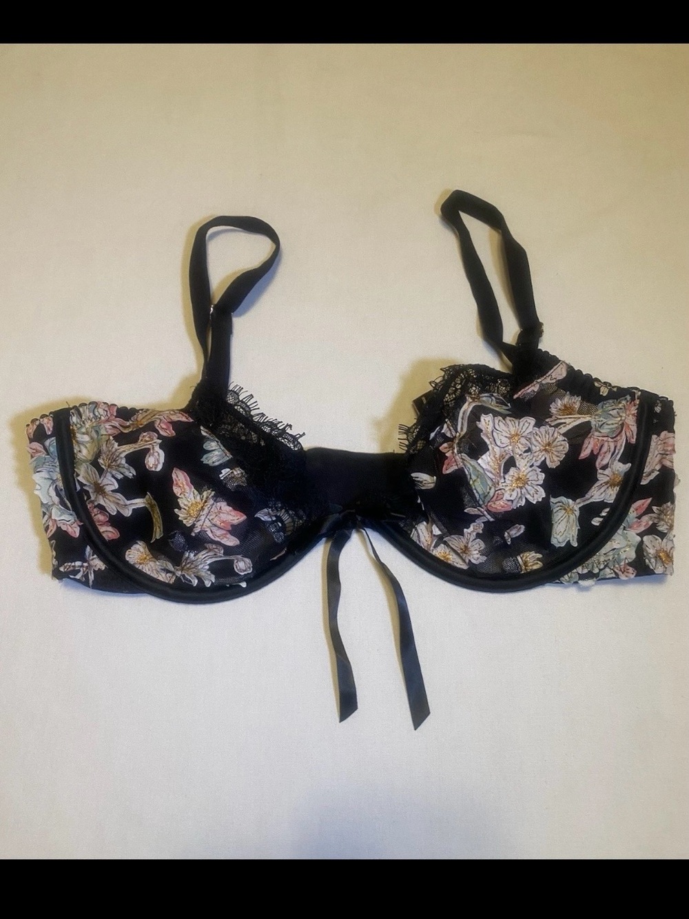 Victorias Secret 36C Dream
Angels Low Cut Demi Floral Bow
Embroidered Garden